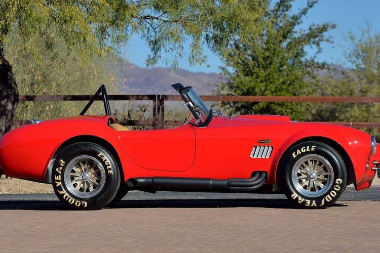 Một số trang bị khác như bình nhiên liệu hợp kim không gỉ dung tích 106 lít, hệ thống treo 4 bánh độc lập. Hệ thống phanh của xe do Wilwood chế tạo với kẹp phanh của Shelby.