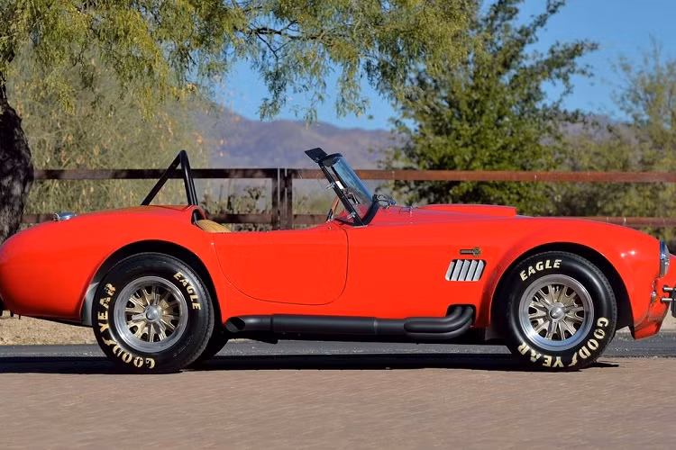 Một số trang bị khác như bình nhiên liệu hợp kim không gỉ dung tích 106 lít, hệ thống treo 4 bánh độc lập. Hệ thống phanh của xe do Wilwood chế tạo với kẹp phanh của Shelby.