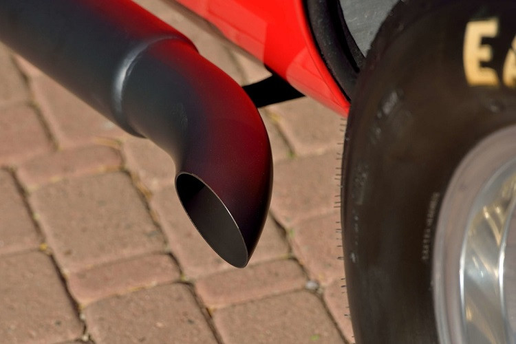 Xe được trang bị khối động cơ V8 Shelby 427 FE, sản sinh công suất tối đa 550 mã lực. Đi kèm là hộp số sàn 5 cấp do Tremec sản xuất. Tương tự với những chiếc Cobra khác, hệ thống ống xả của xe được bố trí hướng về 2 bên thân.