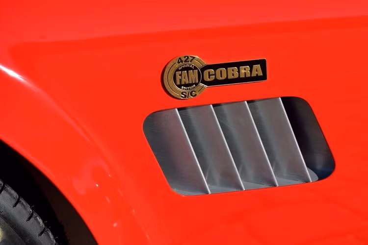 Tuy ra mắt vào năm 1965, dòng xe Cobra tiếp tục được Carroll Shelby cấp phép sản xuất vào cuối những năm 1990. Chiếc Shelby 427 Cobra CSX1010 đời 1965 này có màu sơn ngoại thất đỏ Rosso Corsa truyền thống của Ferrari. Logo FAM có thể được tìm thấy tại nhiều vị trí ở cả ngoại thất và nội thất.