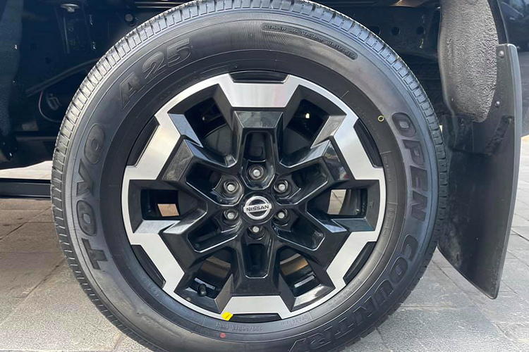 Xe đi kèm với điều hoà tự động 2 vùng độc lập, màn hình cảm ứng 8 inch trung tâm. Hỗ trợ lái với cảm biến hỗ trợ đỗ xe và camera 360 độ. Các hệ thống an toàn chủ động của xe bao gồm phanh ABS/BA/EBD, cân bằng điện tử ESC, kiểm soát lực kéo TCS và hệ thống khởi hành ngang dốc.