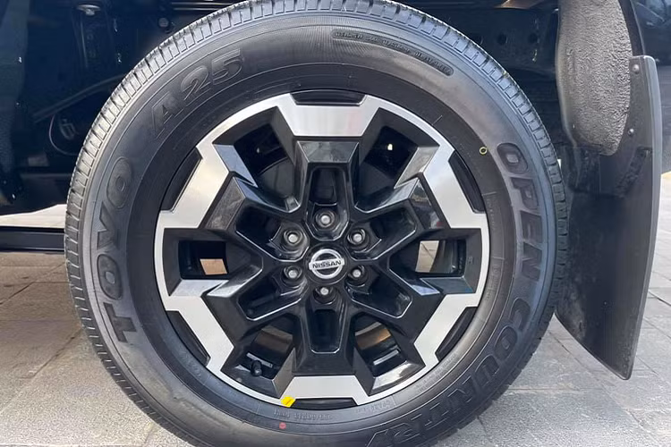 Xe đi kèm với điều hoà tự động 2 vùng độc lập, màn hình cảm ứng 8 inch trung tâm. Hỗ trợ lái với cảm biến hỗ trợ đỗ xe và camera 360 độ. Các hệ thống an toàn chủ động của xe bao gồm phanh ABS/BA/EBD, cân bằng điện tử ESC, kiểm soát lực kéo TCS và hệ thống khởi hành ngang dốc.