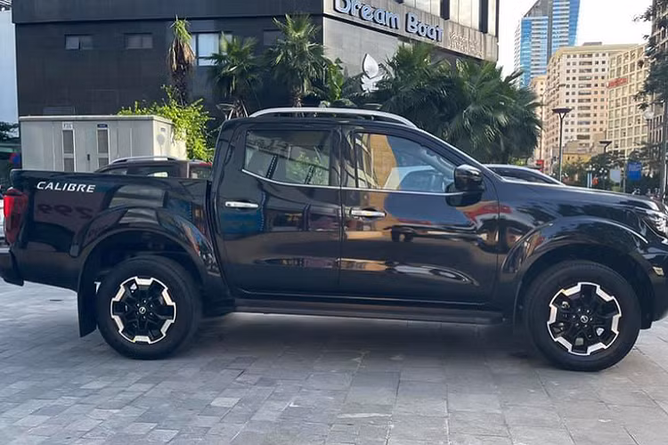 Mức giá 845 triệu đồng của Navara 2WD 2021 đề người mua tìm đến Ford Ranger Limited (LTD) hai cầu số tự động (2.0 4x4 AT) có giá 799 triệu đồng. Nhìn chung, Nissan Navara 2021 phiên bản 2WD Cao cấp là một gợi ý dành cho khách hàng đang dự định mua bán tải Nhật bền bỉ và tiết kiệm nhiên liệu để phục vụ gia đình và công việc, lựa chọn bản một cầu vì nhu cầu sử dụng thường xuyên đi đường trường.