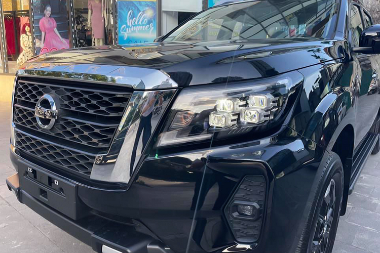 Về nội thất, so với phiên bản một cầu tiêu chuẩn sử dụng ghế Nỉ, thì phiên bản một cầu cao cấp sử dụng ghế Da, đặc biệt là ghế lái chỉnh điện 8 hướng – trang bị không tìm thấy phiên bản PRO4X ghế lái chỉnh Cơ.