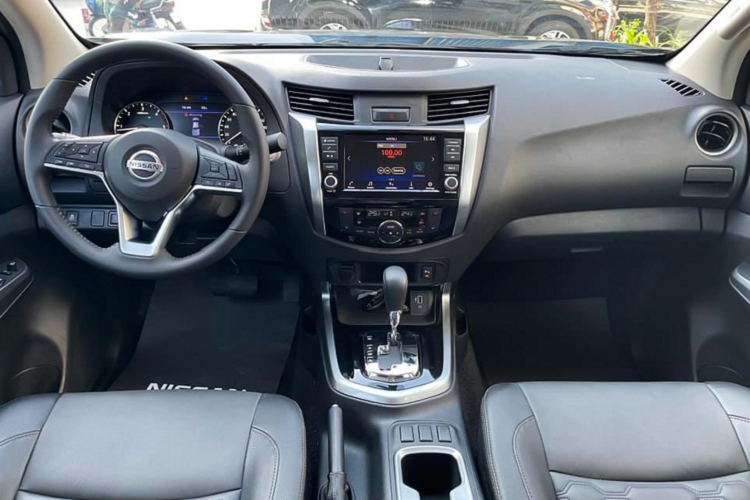 Nhìn chung, trang bị trên phiên bản Navara 2WD Cao cấp khá đủ dùng. Tất cả các phiên bản của Navara 2021 đều sử dụng động cơ dầu 4cyl, dung tích 2.5L tăng áp cho công suất tối đa 188 mã lực tại 3.600 vòng/phút và mô-men xoắn cực đại 450 Nm có được tại 2.000 vòng/phút.
