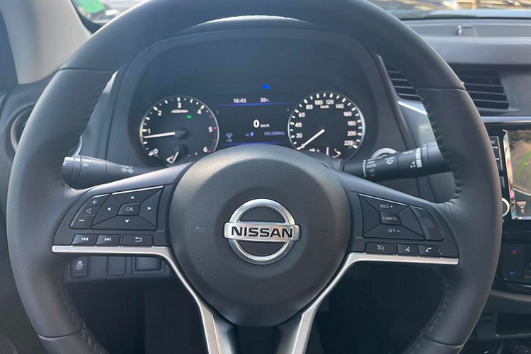 Sức mạnh được truyền xuống cầu sau (RWD), thông qua ộp số tự động 7 cấp (7AT) đối với phiên bản này. Trong khi các phiên bản cao hơn sử dụng hệ dẫn động hai cầu bán thời gian. Nissan Navara 2021 sử dụng hệ thống treo sau đa liên kết, đây là điểm khác biệt của dòng xe bán tải này so với các đối thủ trong phân khúc sử dụng hệ thống treo sau lá nhíp.