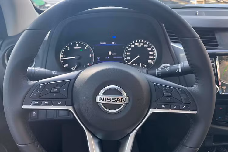 Sức mạnh được truyền xuống cầu sau (RWD), thông qua ộp số tự động 7 cấp (7AT) đối với phiên bản này. Trong khi các phiên bản cao hơn sử dụng hệ dẫn động hai cầu bán thời gian. Nissan Navara 2021 sử dụng hệ thống treo sau đa liên kết, đây là điểm khác biệt của dòng xe bán tải này so với các đối thủ trong phân khúc sử dụng hệ thống treo sau lá nhíp.