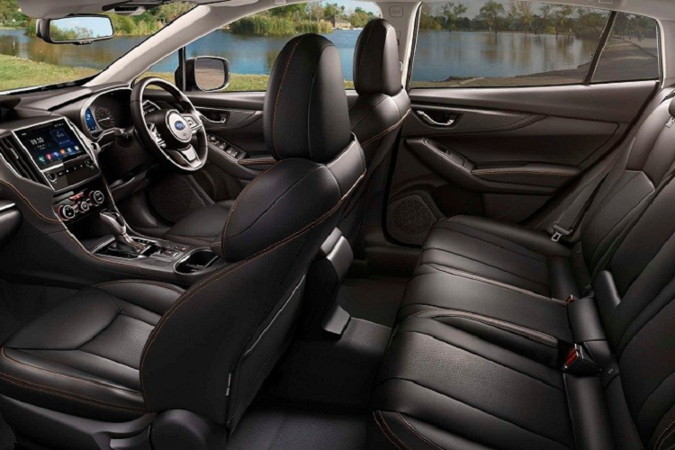 Trong khi đó, những trang bị tiêu chuẩn của Subaru XV 2022 tại thị trường Thái Lan vẫn giống như cũ, bao gồm đèn pha LED tự động, đèn sương mù trước, cần gạt mưa tự động, mở cửa không cần chìa khóa, nút bấm khởi động máy, điều hòa tự động 2 vùng, ghế bọc nỉ màu đen đi kèm chỉ khâu màu cam, hệ thống thông tin giải trí Panasonic với màn hình cảm ứng 8 inch, hỗ trợ Apple CarPlay/Android Auto và hệ thống âm thanh 6 loa.