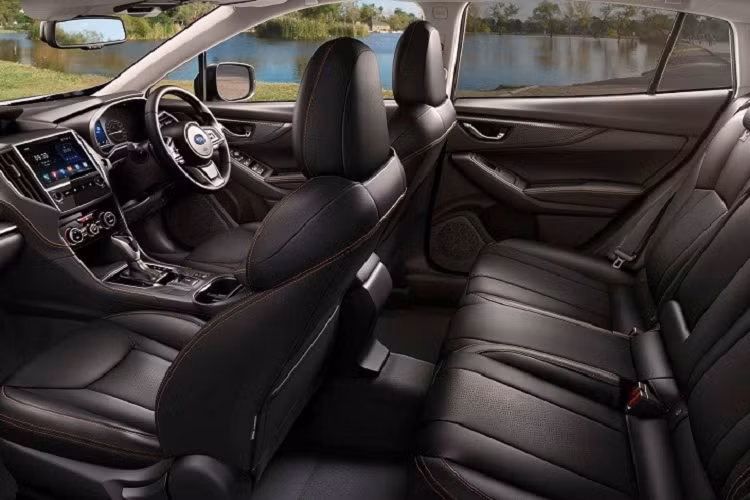 Trong khi đó, những trang bị tiêu chuẩn của Subaru XV 2022 tại thị trường Thái Lan vẫn giống như cũ, bao gồm đèn pha LED tự động, đèn sương mù trước, cần gạt mưa tự động, mở cửa không cần chìa khóa, nút bấm khởi động máy, điều hòa tự động 2 vùng, ghế bọc nỉ màu đen đi kèm chỉ khâu màu cam, hệ thống thông tin giải trí Panasonic với màn hình cảm ứng 8 inch, hỗ trợ Apple CarPlay/Android Auto và hệ thống âm thanh 6 loa.