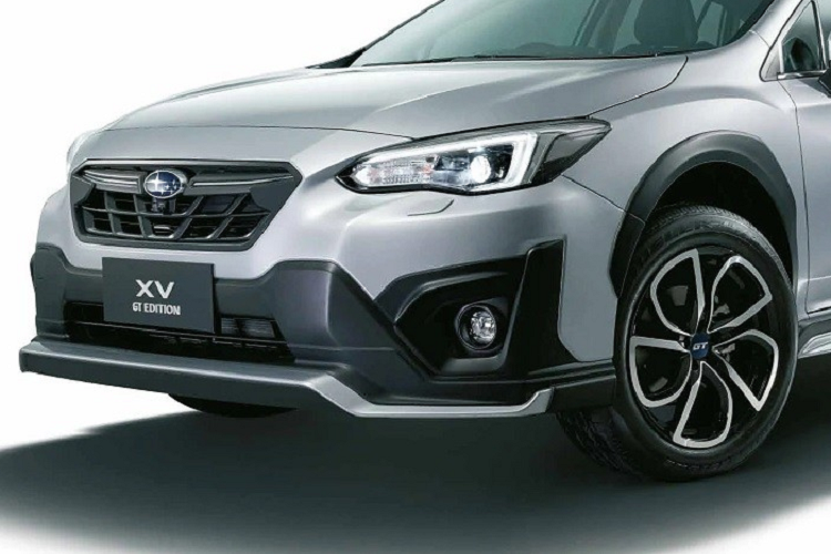 Ở bên sườn, mẫu xe SUV Subaru XV 2022 được bổ sung bộ vành hợp kim 17 inch với thiết kế mới. Riêng bản GT Edition của dòng SUV cỡ B này sẽ dùng vành hợp kim 18 inch như trước. Gương bên ghế phụ lái sẽ tự chỉnh khi xe lùi về phía sau. Bên trong xe, Subaru XV 2022 có thêm ghế lái chỉnh điện 8 hướng và nhớ vị trí, tính năng nhắc nhở thắt dây an toàn ở ghế sau cũng như khóa cửa tự động theo tốc độ.