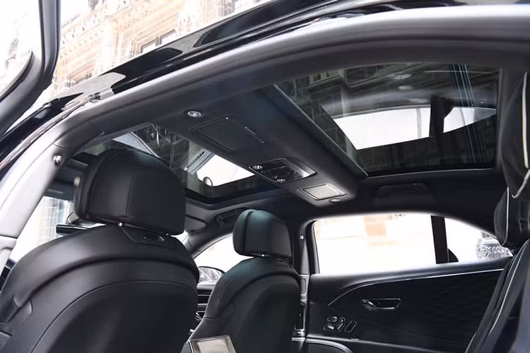 "Trái tim" này sẽ kết hợp cùng hộp số tự động ly hợp kép ZF 8 cấp, nhờ đó, xe siêu sang Bentley Flying Spur V8 phiên bản First Edition có thể tăng tốc từ vị trí xuất phát lên 100 km/h chỉ trong thời gian chỉ 4,1 giây trước khi đạt vận tốc tối đa 318 km/h.