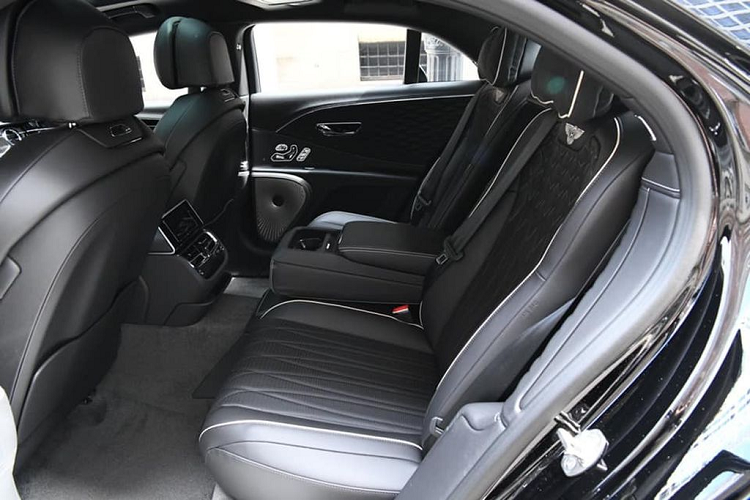 Giá xe Bentley dành cho bản Flying Spur V8 First Edition tại thị trường Việt Nam ước tính trên 18 tỷ đồng. Riêng mẫu xe Bentley Flying Spur V8 First Edition của doanh nhân Đức Huy còn có tùy chọn đầy đủ nên dự đoán nó sẽ không dưới 30 tỷ đồng khi lăn bánh.