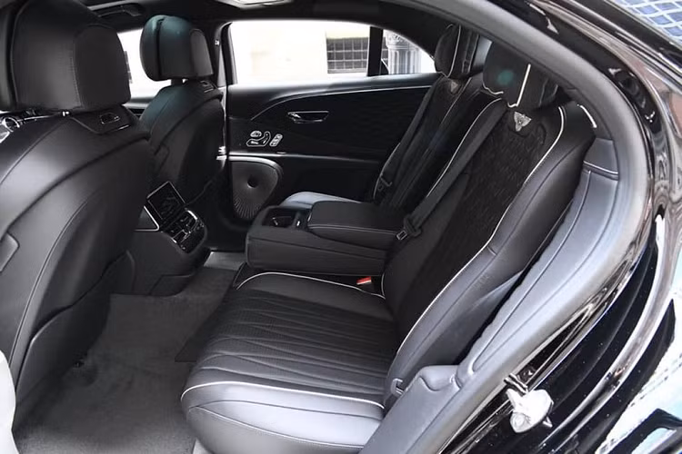 Giá xe Bentley dành cho bản Flying Spur V8 First Edition tại thị trường Việt Nam ước tính trên 18 tỷ đồng. Riêng mẫu xe Bentley Flying Spur V8 First Edition của doanh nhân Đức Huy còn có tùy chọn đầy đủ nên dự đoán nó sẽ không dưới 30 tỷ đồng khi lăn bánh.