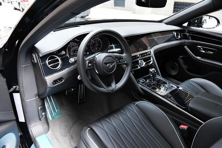 Chiếc xe siêu sang Bentley Flying Spur First Edition thế hệ mới của doanh nhân Đức Huy mới ra biển số được trang bị động cơ xăng V8, tăng áp kép, dung tích 4.0 lít, sản sinh ra công suất tối đa 542 mã lực và mô-men xoắn cực đại 770 Nm.