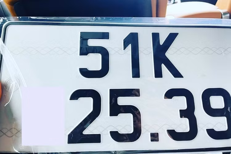 Hiện trong garage nhà của chồng cũ Lệ Quyên đã nhận bàn giao chiếc xe siêu sang Bentley Flying Spur V8 First Edition mới được hơn 1 tháng nhưng xe chưa có biển, vì thế, nhiều khả năng chiếc biển số mới được đại gia này chia sẻ là của mẫu xe siêu sang đắt tiền.