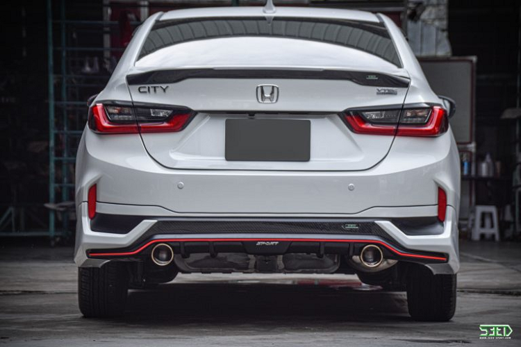 Ở thế hệ thứ 5, Honda City có kiểu dáng trẻ trung và thể thao hơn thế hệ cũ. Mẫu sedan này được trang bị khá đầy đủ với đèn LED trước sau, trong đó đèn trước là dạng chia khoang, mâm hợp kim 16 inch, màn hình trung tâm cảm ứng 8 inch hỗ trợ kết nối Apple CarPlay/Android Auto, vô-lăng bọc da...