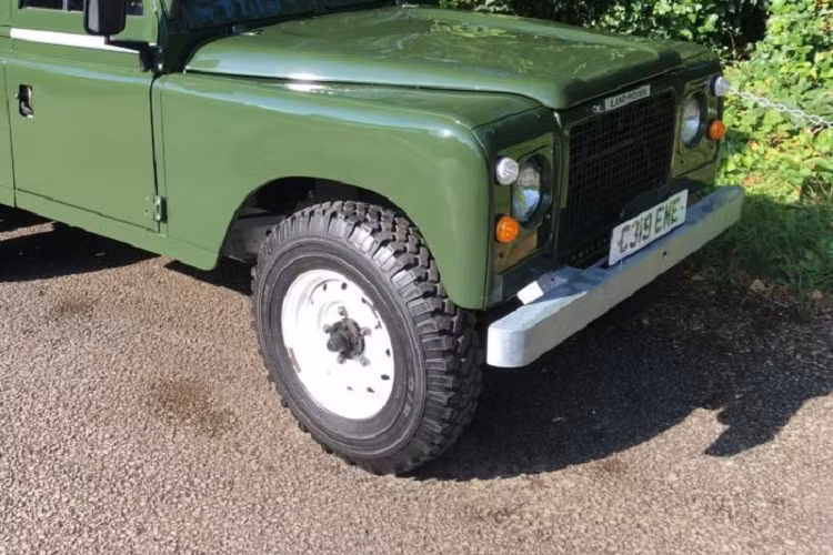 Một công ty Anh Quốc nhỏ bé đã từng cung cấp dịch vụ biến đổi 6x6 cho Land Rover trong những năm 1980? Townley Cross-Country Vehicles là tên của công ty đó, và chiếc xe bán tải trong hình dưới đây chính là một trong những sản phẩm của họ.