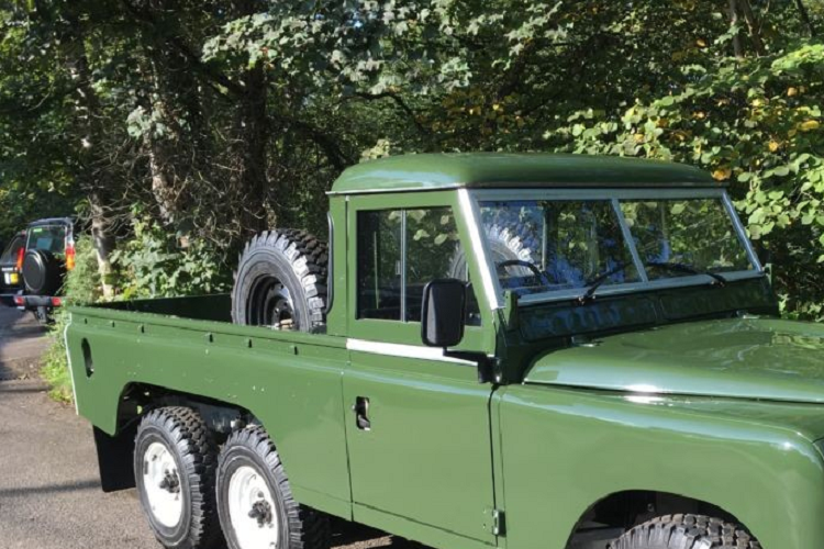 Được đăng bán bởi Land Rover Centre ở Huddersfield, chiếc Land Rover 109 Series 3 Stage 1 V8 1981 đã được đăng ký sử dụng trên đường vào tháng 5 năm 1986. Là một trong hai chiếc chuyển đổi Townley 6x6, nó đầu tiên thuộc sở hữu của một quý ông, người sử dụng nó để kéo một máy bơm bê tông và những đường ống nước.