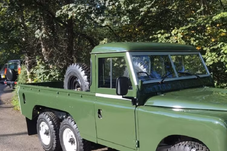 Được đăng bán bởi Land Rover Centre ở Huddersfield, chiếc Land Rover 109 Series 3 Stage 1 V8 1981 đã được đăng ký sử dụng trên đường vào tháng 5 năm 1986. Là một trong hai chiếc chuyển đổi Townley 6x6, nó đầu tiên thuộc sở hữu của một quý ông, người sử dụng nó để kéo một máy bơm bê tông và những đường ống nước.