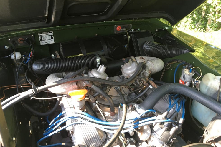 Có tải trọng 2.000 kg, Townley 6x6 có thể được chuyển từ 4x6 sang 6x6 một cách nhanh chóng. Chiếc bán tải to khỏe này đang sử dụng động cơ nhôm OHV V8 với dung tích 3,5 lít, sản sinh 91 mã lực và 225 Nm mô-men xoắn cực đại khiêm tốn so với tiêu chuẩn ngày nay.