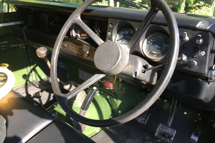 Ngoài ra, xe có trang bị một số sàn 4 cấp, bộ chế hòa khí đôi Zenith-Stromberg, thiết bị bơm nhiên liệu hoạt động bằng điện, hai hộp điều phối, phanh tang trống ở cả 6 góc bánh, và khoảng sáng gầm 20,95 cm.