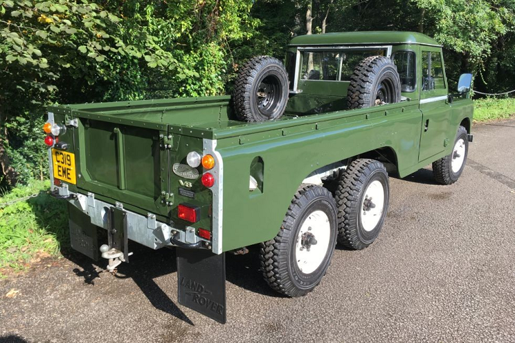 Ra đời cách đây vài thập kỷ và ở tình trạng đã qua sử dụng, song giá xe Land Rover 6x6 1981 này vẫn được rao bán lên tới 39.995 bảng Anh (khoảng 1,275 tỷ đồng). Đây là một số tiền thừa đủ để bạn mua lấy một chiếc bán tải hiện đại, nhưng tiếc là nó sẽ chỉ có 4 bánh mà thôi, trừ phi bạn sẵn sàng chi ra thêm cả núi tiền để độ.