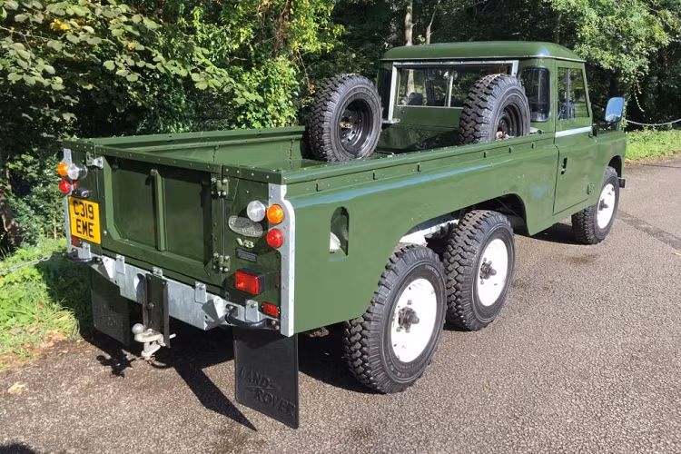 Ra đời cách đây vài thập kỷ và ở tình trạng đã qua sử dụng, song giá xe Land Rover 6x6 1981 này vẫn được rao bán lên tới 39.995 bảng Anh (khoảng 1,275 tỷ đồng). Đây là một số tiền thừa đủ để bạn mua lấy một chiếc bán tải hiện đại, nhưng tiếc là nó sẽ chỉ có 4 bánh mà thôi, trừ phi bạn sẵn sàng chi ra thêm cả núi tiền để độ.