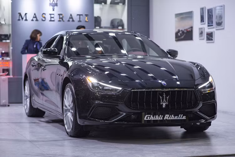 Maserati không công bố mức giá xe Maserati Ghibli Ribelle phiên bản đặc biệt này. Hiện tại, Maserati Việt Nam đang phân phối Ghibli với 4 phiên bản là tiêu chuẩn, Grandsport, GrandLusso và S Q4 với giá từ 5,69 tỷ đến 6,9 tỷ đồng. Như vậy, chắc chắn rằng Ghibli Ribelle sẽ đắt hơn mức giá 6,9 tỷ đồng của bản S Q4 cao nhất.