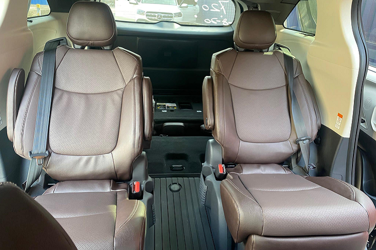 Về trang bị tiêu chuẩn, bên trong Sienna mới có màn hình cảm ứng 9.0 inch với khả năng tương thích Android Auto, Apple CarPlay và Amazon Alexa, cũng như cụm công cụ kỹ thuật số 7.0 inch phía sau vô-lăng có hiển thị thông tin hệ thống điện như trạng thái sạc pin. Ngoài ra còn có bảy cổng USB trên khắp cabin. Bản Platinum có hiển thị trên kính lái HUD.