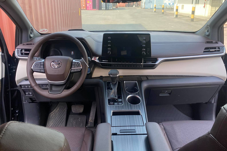 Toyota Sienna thế hệ mới được phát triển dựa trên nền tảng TNGA-K đa năng vốn đang áp dụng cho hầu hết các mẫu xe của hãng xe Nhật. Có thể kể đến như Camry, Highlander, Avalon, RAV4 và tất nhiên là cả Venza mới. Các đặc điểm nổi bật trên Sienna 2021 là lưới tản nhiệt phía trước có kích thước lớn hơn, đèn pha góc cạnh sắc sảo và chi tiết chắn bùn phía sau hung hăng bắt chước chiếc SUV của Highlander. Cụm đèn hậu LED phía sau cũng có đồ hoạ mới sắc nét hơn.