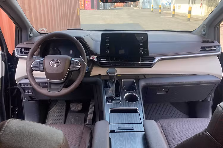 Toyota Sienna thế hệ mới được phát triển dựa trên nền tảng TNGA-K đa năng vốn đang áp dụng cho hầu hết các mẫu xe của hãng xe Nhật. Có thể kể đến như Camry, Highlander, Avalon, RAV4 và tất nhiên là cả Venza mới. Các đặc điểm nổi bật trên Sienna 2021 là lưới tản nhiệt phía trước có kích thước lớn hơn, đèn pha góc cạnh sắc sảo và chi tiết chắn bùn phía sau hung hăng bắt chước chiếc SUV của Highlander. Cụm đèn hậu LED phía sau cũng có đồ hoạ mới sắc nét hơn.