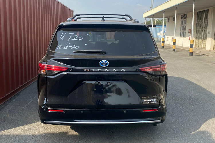 Nhưng phiên bản Platinum là mẫu duy nhất cung cấp màn hình gắn trên trần kích thước 10 inch và camera 360 độ. Phiên bản này cũng có hàng ghế thứ 2 chỉ 2 chỗ ngồi với đệm bắp đùi chỉnh cơ, lối đi ở giữa.