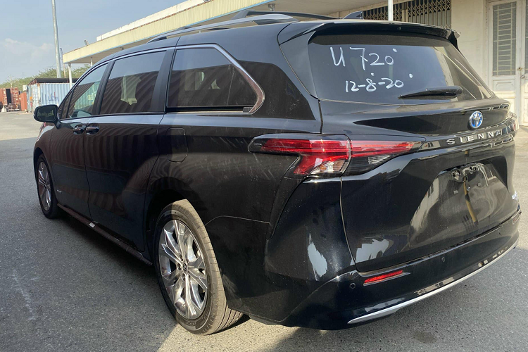 Ghế ngồi trên bản Platinum bọc da cao cấp, chỉnh điện ghế lái ghế phụ. Cửa sổ trời tại khoang lái. Các mô hình Limited và Platinum sở hữu hệ thống âm thanh Toyota Premium tiêu chuẩn, tiên tiến với 12 loa.