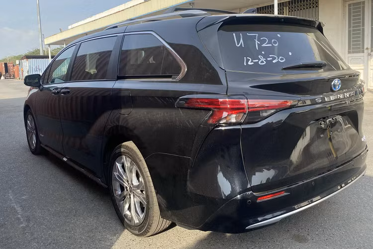 Ghế ngồi trên bản Platinum bọc da cao cấp, chỉnh điện ghế lái ghế phụ. Cửa sổ trời tại khoang lái. Các mô hình Limited và Platinum sở hữu hệ thống âm thanh Toyota Premium tiêu chuẩn, tiên tiến với 12 loa.