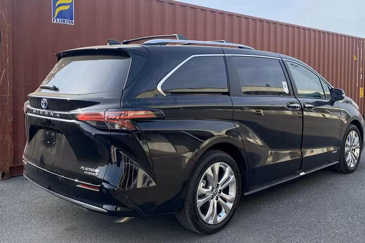 Về trang bị an toàn, mọi phiên bản của Sienna 2021 đều được trang bị tiêu chuẩn gói Toyota Safety Sense 2.0, bao gồm phanh khẩn cấp tự động, kiểm soát hành trình thích ứng với công nghệ dừng/đi tạm thời, cảnh báo chệch làn đường với hỗ trợ đánh lái, hỗ trợ nhận diện biển báo, ...