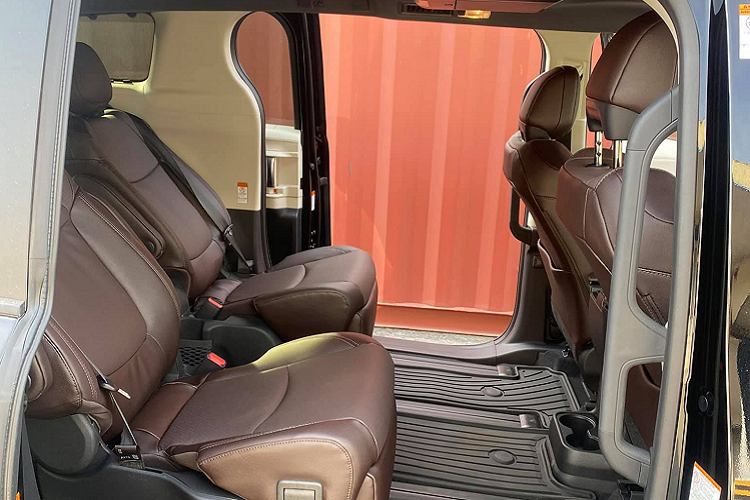 Sienna mới được trang bị động cơ 4 xi-lanh 2.5L tiêu chuẩn và hai động cơ điện (hoặc ba động cơ điện với tùy chọn dẫn động bốn bánh). Đó là một thiết lập tương tự với những gì bạn nhận được trong người anh em crossover là RAV4 Hybrid, nhưng trên Sienna tạo ra 243 mã lực. Khả năng kéo của Sienna 2021 cũng tăng lên mức 1.588 kg theo công bố của nhà sản xuất. Sienna 2021 có bốn chế độ lái riêng biệt bao gồm EV, Bình thường, tiết kiệm và Thể thao.