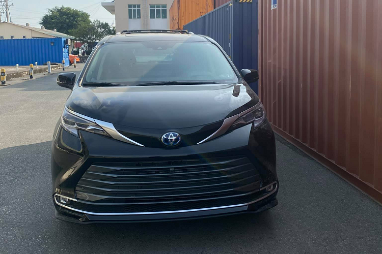 Ở thế hệ cũ, giá xe Toyota Sienna Limited dùng động cơ V6 3.5L được bán tại Việt Nam khoảng 4,4 tỷ đồng. Tuy nhiên khi bước sang phiên bản mới, tất cả các biến thể của Sienna đều dùng động cơ Hybrid kết hợp giữa động cơ xăng 2.5L và 2 động cơ điện. Mặc dù có dung tích xi-lanh nhỏ hơn, chịu thuế tiêu thụ đặc biệt nhỏ hơn nhưng do dùng công nghệ Hybrid, thế nên giá bán của xe cũng khá cao và gần bằng phiên bản cũ.