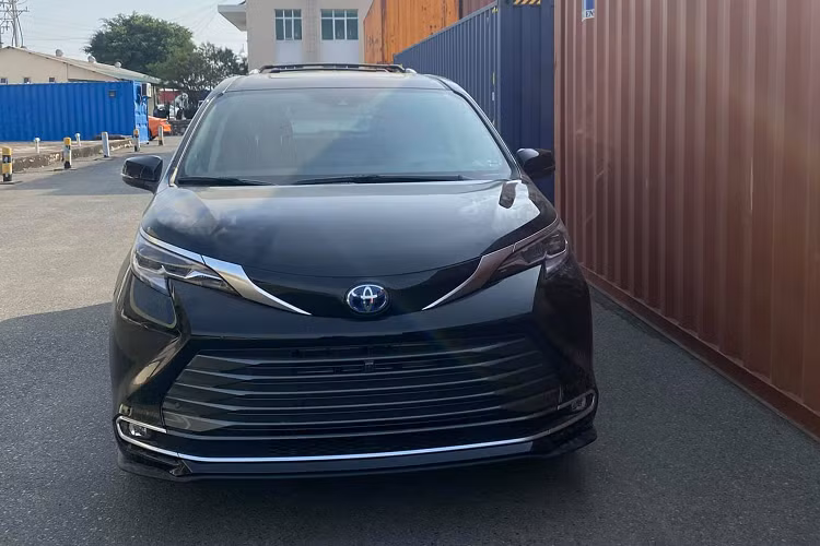 Ở thế hệ cũ, giá xe Toyota Sienna Limited dùng động cơ V6 3.5L được bán tại Việt Nam khoảng 4,4 tỷ đồng. Tuy nhiên khi bước sang phiên bản mới, tất cả các biến thể của Sienna đều dùng động cơ Hybrid kết hợp giữa động cơ xăng 2.5L và 2 động cơ điện. Mặc dù có dung tích xi-lanh nhỏ hơn, chịu thuế tiêu thụ đặc biệt nhỏ hơn nhưng do dùng công nghệ Hybrid, thế nên giá bán của xe cũng khá cao và gần bằng phiên bản cũ.