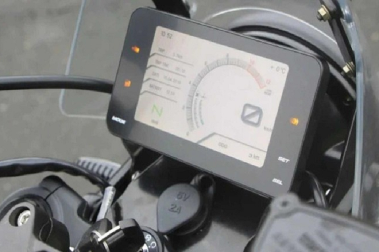 Trong khi Royal Enfield Himalayan trang bị động cơ xylan hđơn, dung tích 410 cc với công suất 24 mã lực, chiếc Hanway G30 dù sử dụng động cơ xylanh đơn 250cc lại có công suất lớn hơn, ở mức 26 mã lực. Tóm lại, về mặt trang bị cũng như hiệu năng, Hanway G30 thực sự vượt trội hơn hẳn so với bản gốc Royal Enfield Himalayan. Điểm duy nhất khiến Hanway G30 thua kém Himalayan chính là thiết kế. Nói thua kém cũng không hẳn bởi Hanway đã áp nguyên thiết kế của Himalayan lên mẫu G30. Dù rằng bản nhái vẫn có một số điểm khác so với chiếc xe gốc, nhưng chúng quá nhỏ để có thể bị phát hiện.