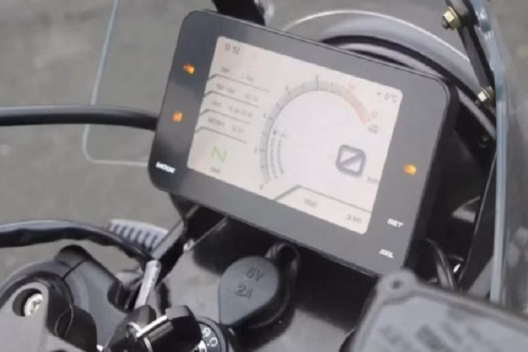 Trong khi Royal Enfield Himalayan trang bị động cơ xylan hđơn, dung tích 410 cc với công suất 24 mã lực, chiếc Hanway G30 dù sử dụng động cơ xylanh đơn 250cc lại có công suất lớn hơn, ở mức 26 mã lực. Tóm lại, về mặt trang bị cũng như hiệu năng, Hanway G30 thực sự vượt trội hơn hẳn so với bản gốc Royal Enfield Himalayan. Điểm duy nhất khiến Hanway G30 thua kém Himalayan chính là thiết kế. Nói thua kém cũng không hẳn bởi Hanway đã áp nguyên thiết kế của Himalayan lên mẫu G30. Dù rằng bản nhái vẫn có một số điểm khác so với chiếc xe gốc, nhưng chúng quá nhỏ để có thể bị phát hiện.