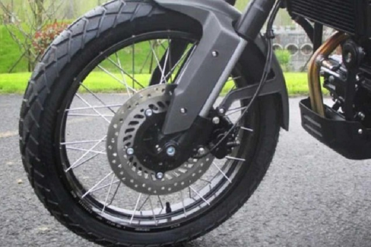 Tuy nhiên, trang bị cực phẩm nhất trên xe chính là bộ vành nan cross-spoke tương thích với lốp không săm. Được biết, trang bị vành nan cross-spoke hiện nay vốn chỉ xuất hiện trên các mẫu Adventure cao cấp nhất thị trường như BMW R1250 GS Adventure hay Honda CRF1100L Africa Twin. Không chỉ gây ấn tượng về mặt trang bị, ngay cả đến trang bị động cơ trên Hanway G30 cũng khiến nhiều người phải chú ý.