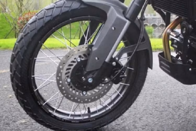 Tuy nhiên, trang bị cực phẩm nhất trên xe chính là bộ vành nan cross-spoke tương thích với lốp không săm. Được biết, trang bị vành nan cross-spoke hiện nay vốn chỉ xuất hiện trên các mẫu Adventure cao cấp nhất thị trường như BMW R1250 GS Adventure hay Honda CRF1100L Africa Twin. Không chỉ gây ấn tượng về mặt trang bị, ngay cả đến trang bị động cơ trên Hanway G30 cũng khiến nhiều người phải chú ý.