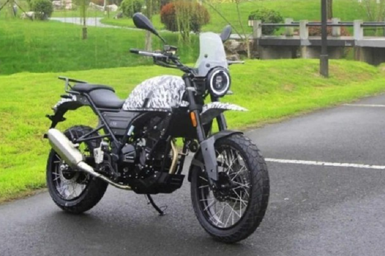 Tuy nhiên, điểm đáng nói ở đây của Hanway G30 nhái Royal Enfield không phải là thiết kế đạo nhái mà là các trang bị rất đáng giá trên xe. Cụ thể, Hanway G30 mang trên mình hàng loạt trang bị mà các mẫu xe từ hạng thấp đến hạng trung đều mong ước chính là hệ thống chiếu sáng LED hoàn toàn, đồng hồ là màn hình màu TFT, cặp phuộc trước dạng USD với hành trình ngược nghiện đại.