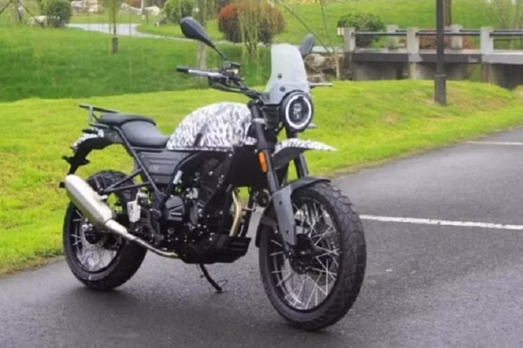 Tuy nhiên, điểm đáng nói ở đây của Hanway G30 nhái Royal Enfield không phải là thiết kế đạo nhái mà là các trang bị rất đáng giá trên xe. Cụ thể, Hanway G30 mang trên mình hàng loạt trang bị mà các mẫu xe từ hạng thấp đến hạng trung đều mong ước chính là hệ thống chiếu sáng LED hoàn toàn, đồng hồ là màn hình màu TFT, cặp phuộc trước dạng USD với hành trình ngược nghiện đại.