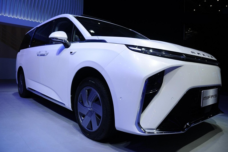 Xe điện và MPV hạng sang là một phân khúc lớn ở thị trường nội địa Trung Quóc, vì vậy nhà sản xuất SAIC đã quyết định kết hợp cả hai để tạo nên mẫu xe mới gọi là Maxus Mifa 9 2022 mới. Ra mắt tại Triển lãm Ô tô Quảng Châu 2021, Maxus Mifa 9 được giới thiệu là mẫu MPV chạy điện hạng sang cỡ lớn đầu tiên trên thế giới, hứa hẹn cung cấp “Không gian lái xe thượng thừa cho những người khao khát đi du lịch xanh.”