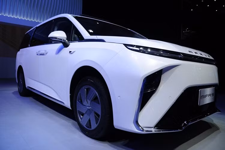Xe điện và MPV hạng sang là một phân khúc lớn ở thị trường nội địa Trung Quóc, vì vậy nhà sản xuất SAIC đã quyết định kết hợp cả hai để tạo nên mẫu xe mới gọi là Maxus Mifa 9 2022 mới. Ra mắt tại Triển lãm Ô tô Quảng Châu 2021, Maxus Mifa 9 được giới thiệu là mẫu MPV chạy điện hạng sang cỡ lớn đầu tiên trên thế giới, hứa hẹn cung cấp “Không gian lái xe thượng thừa cho những người khao khát đi du lịch xanh.”