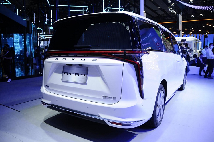 Thiết kế ngoại thất của xe MPV SAIC Maxus Mifa 9 không quá hấp dẫn nhưng cũng không phải xấu. Những điểm nhấn nổi bật nhất gồm mặt trước khá dữ dằn với hốc gió lớn, góc cạnh và thanh đèn mỏng.