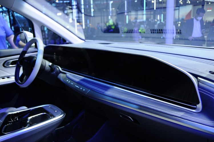 Mặc dù ngoại thất không thực sự ấn tượng, nhưng cabin xe lại là một chuyện hoàn toàn khác vì nó có một màn hình rộng khổng lồ, kéo dài gần như toàn bộ chiều rộng của mặt táp lô. Hơn nữa, nó không phải là màn hình duy nhất vì Mifa 9 có thể được trang bị với tổng cộng 10 màn hình bao gồm hệ thống giải trí cho hàng ghế sau và màn hình trên bệ tỳ tay.