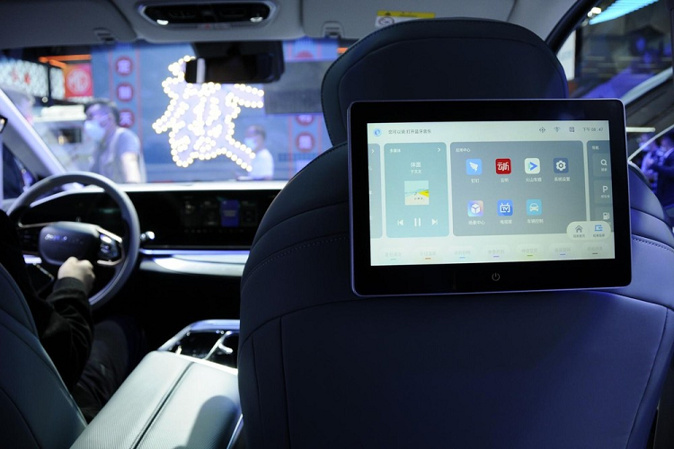 Tạm gác các màn hình sang một bên, nội thất của SAIC Maxus Mifa 9 cũng đáng chú ý vì có 6 ghế riêng lẻ kèm tính năng chỉnh điện cũng như chỗ để chân “cơ giới hóa” cho hàng thứ hai và thứ ba.