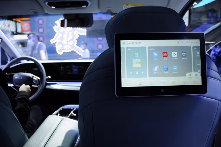 Tạm gác các màn hình sang một bên, nội thất của SAIC Maxus Mifa 9 cũng đáng chú ý vì có 6 ghế riêng lẻ kèm tính năng chỉnh điện cũng như chỗ để chân “cơ giới hóa” cho hàng thứ hai và thứ ba.